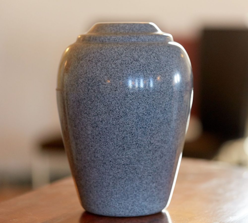 Rodzaje urn i trumien - Jak wybrać odpowiednią dla bliskiej osoby? Przewodnik po materiałach i symbolice